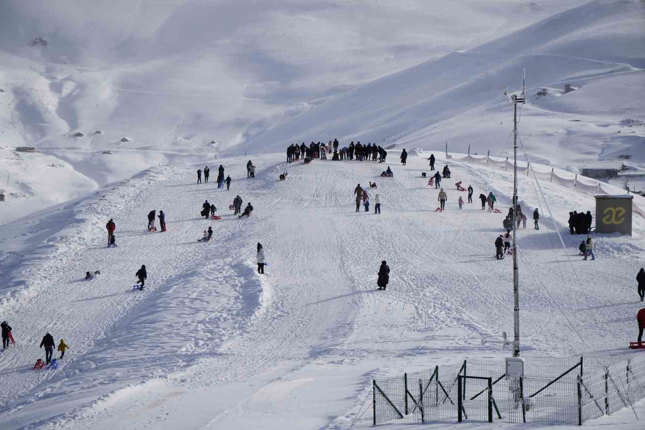 ZİGANA GÜMÜŞKAYAK KAYAK MERKEZİ, HAFTA SONU YOĞUN ZİYARETÇİ AKININA UĞRAYARAK RENKLİ GÖRÜNTÜLERE...
