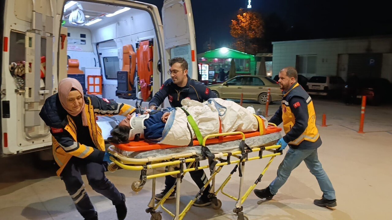 ZİNCİR MARKETİN YÜK ASANSÖRÜNDE SIKIŞAN GENÇ AĞIR YARALANDI