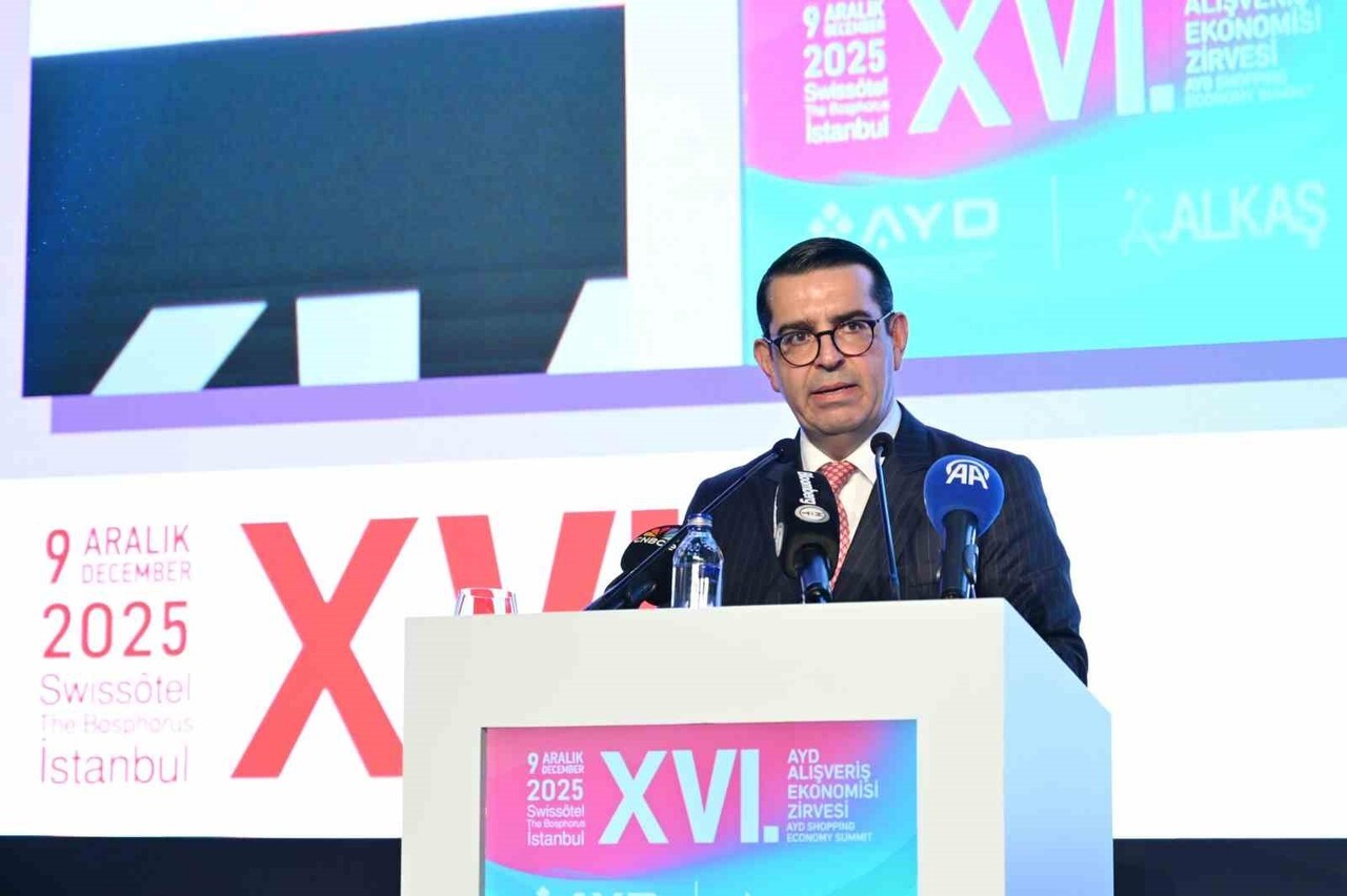 ZİRVENİN AÇILIŞ KONUŞMASINI YAPAN FİBA COMMERCİAL PROPERTİES CEO’SU VE YÖNETİM KURULU ÜYESİ...