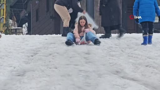 Zonguldak'ta çocuklar karda kayarak eğlendi