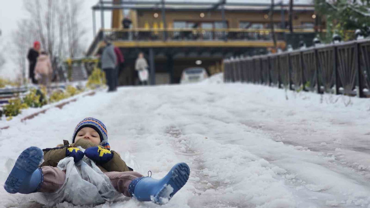 ZONGULDAK'TA SABAH SAATLERİNDEN İTİBAREN ETKİLİ OLAN KAR YAĞIŞI SONRASI ÇOCUKLAR KARIN TADINI...