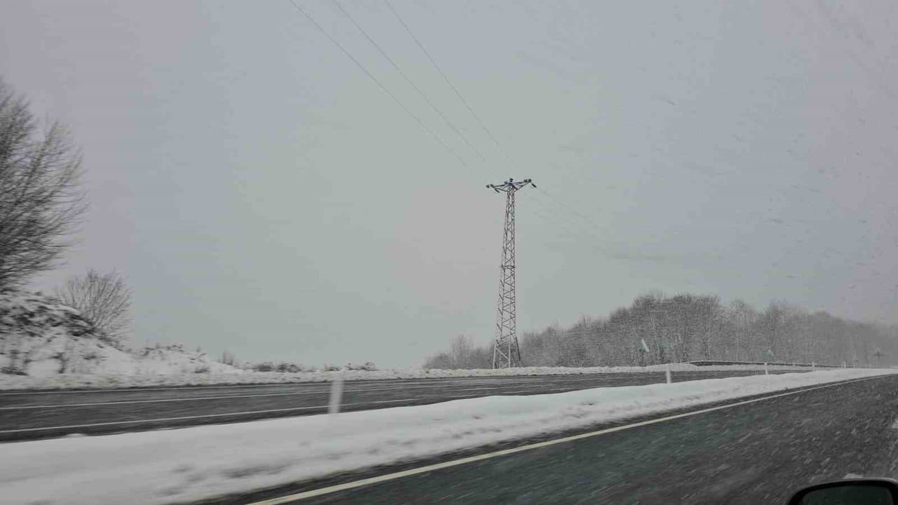 ZONGULDAK GENELİNDE ETKİLİ OLAN KAR YAĞIŞI NEDENİYLE İL GENELİNDE 81 KÖY YOLU ULAŞIMA KAPANDI. İL...