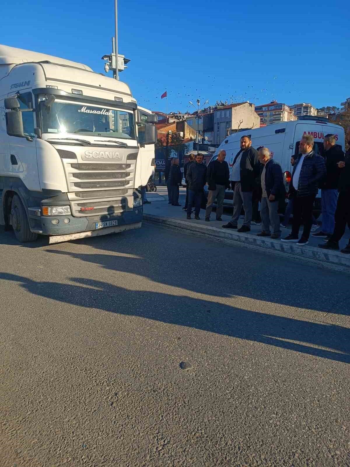 ZONGULDAK (İHA) - ZONGULDAK’IN ALAPLI İLÇESİNDE KARŞIYA GEÇMEK İSTEYEN 13 YAŞINDAKİ ÇOCUĞA, TIR...