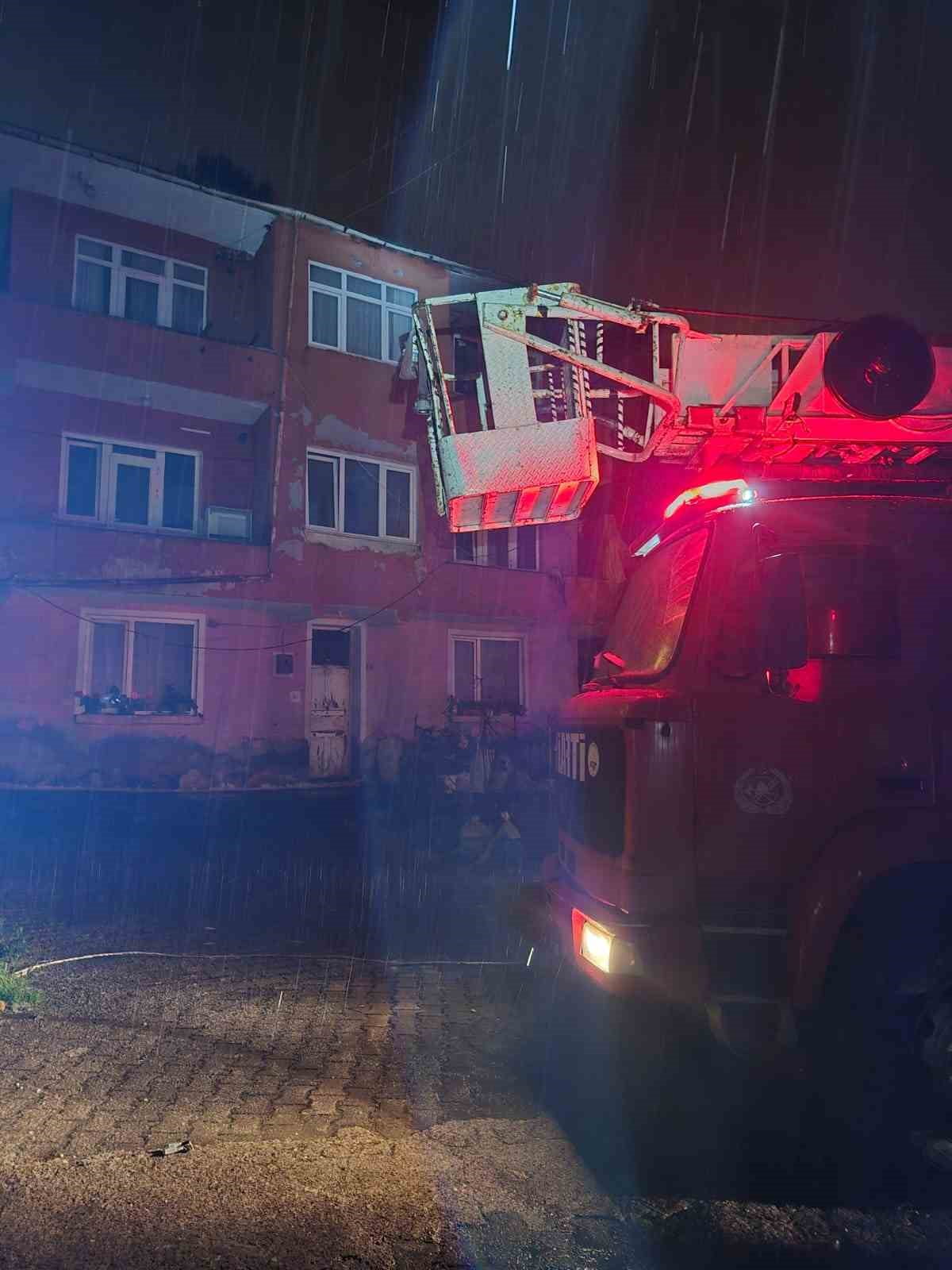 ZONGULDAK’IN KOZLU İLÇESİNDE 3 KATLI BİR BİNADA ÇIKAN YANGIN PANİĞE NEDEN OLDU. KOZLU BELEDİYESİ...