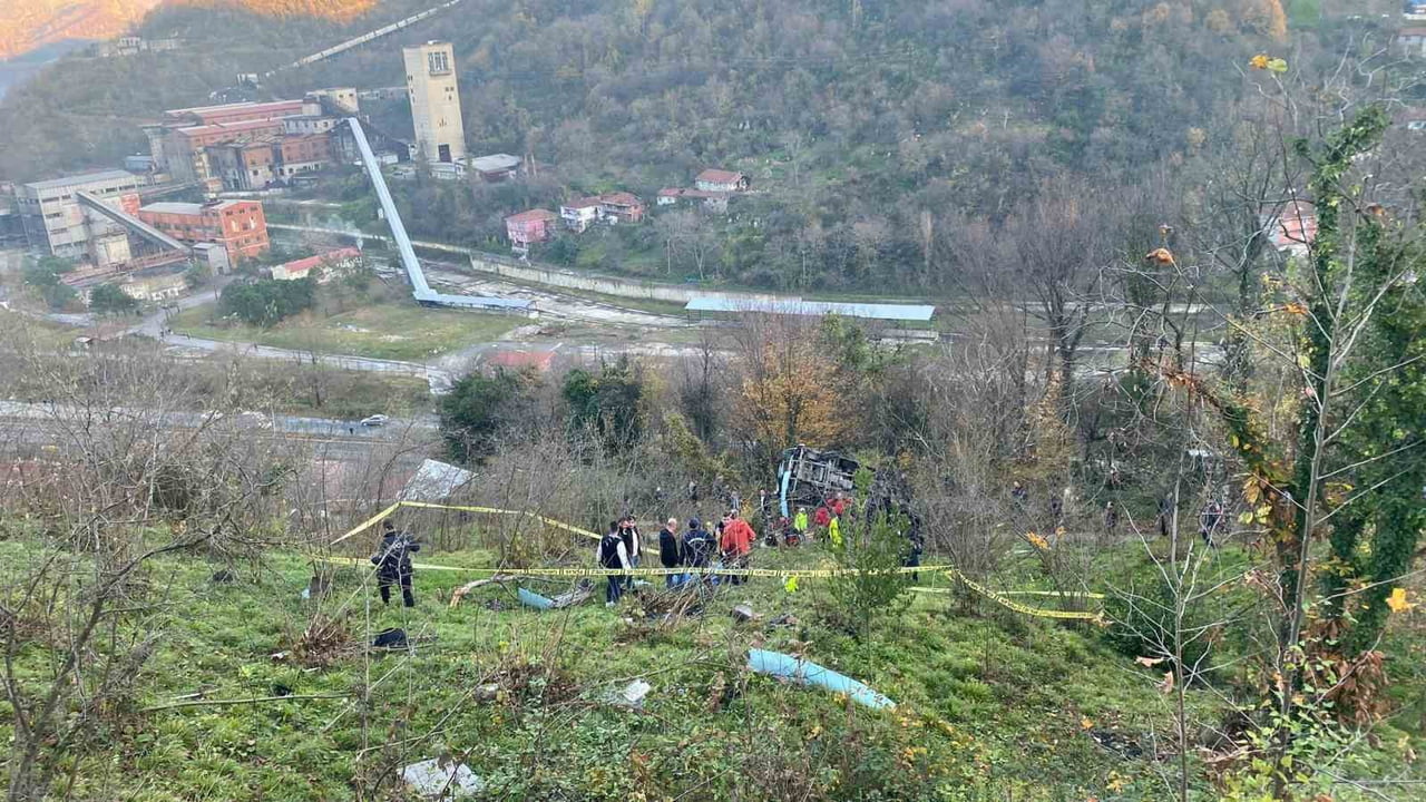 ZONGULDAK’TA 1 ÖĞRENCİNİN HAYATINI KAYBETTİĞİ, 18 ÖĞRENCİ İLE SÜRÜCÜNÜN YARALANDIĞI OKUL SERVİSİ...