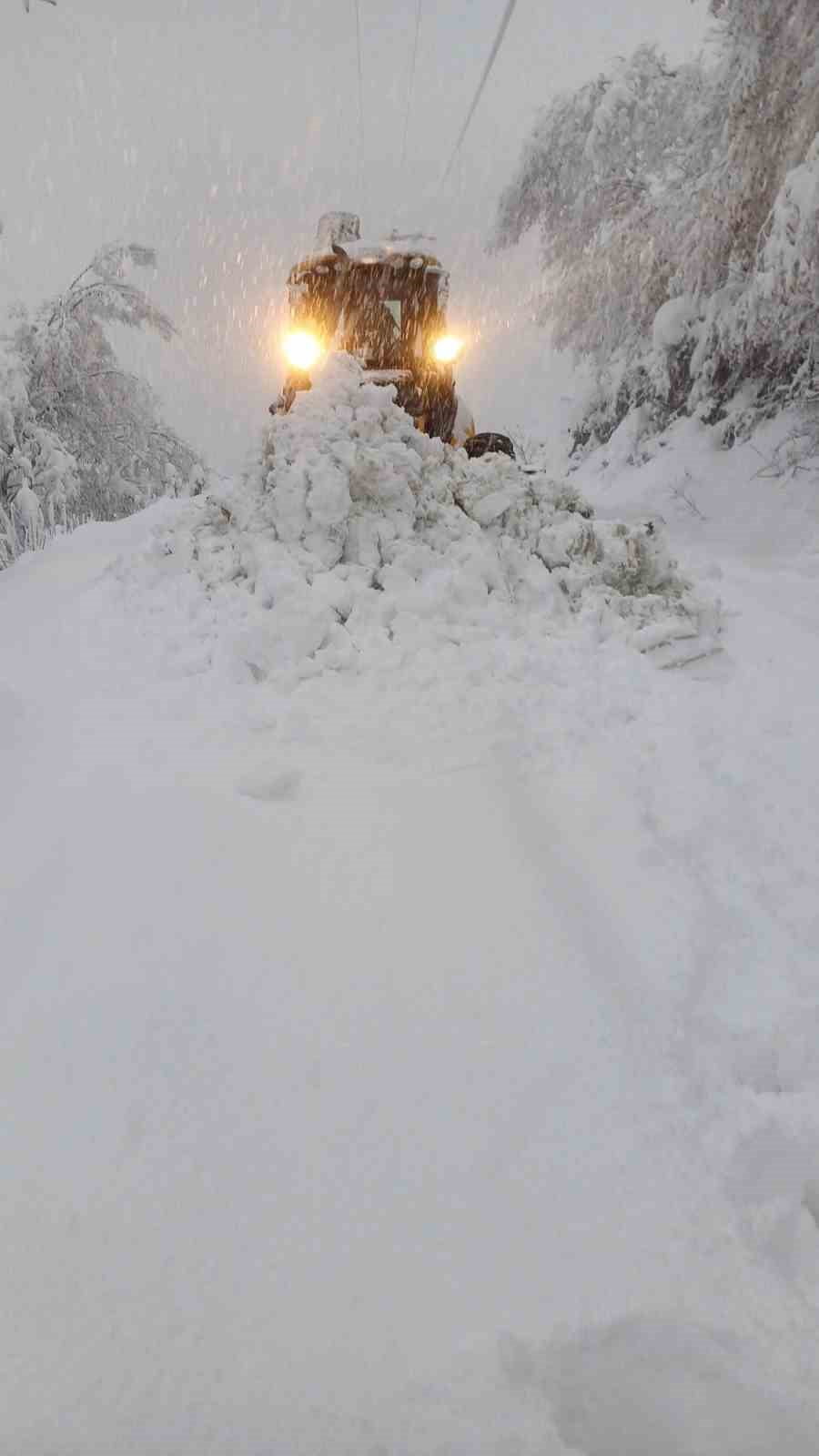ZONGULDAK’TA ETKİLİ OLAN YOĞUN KAR YAĞIŞI VE TİPİ NEDENİYLE 53 KÖY YOLU ULAŞIMA KAPANDI. İL ÖZEL...