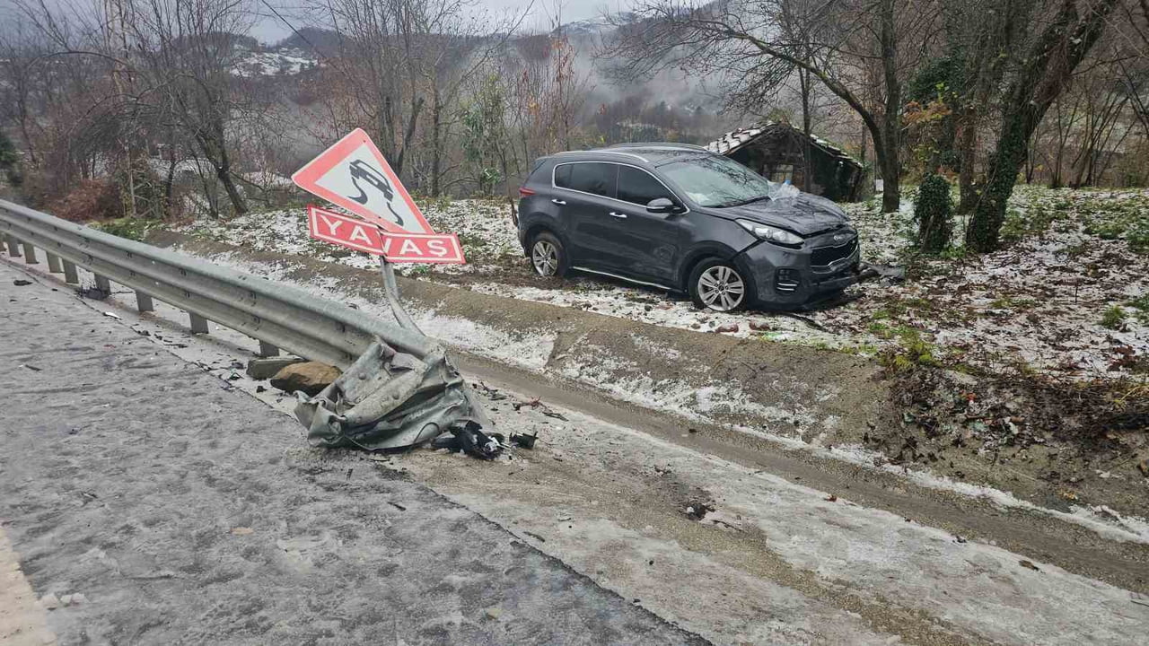 ZONGULDAK’TA KAR YAĞIŞININ ETKİLİ OLDUĞU YOLDA KONTROLDEN ÇIKAN OTOMOBİL, BARİYERLERE ÇARPIP TERS...