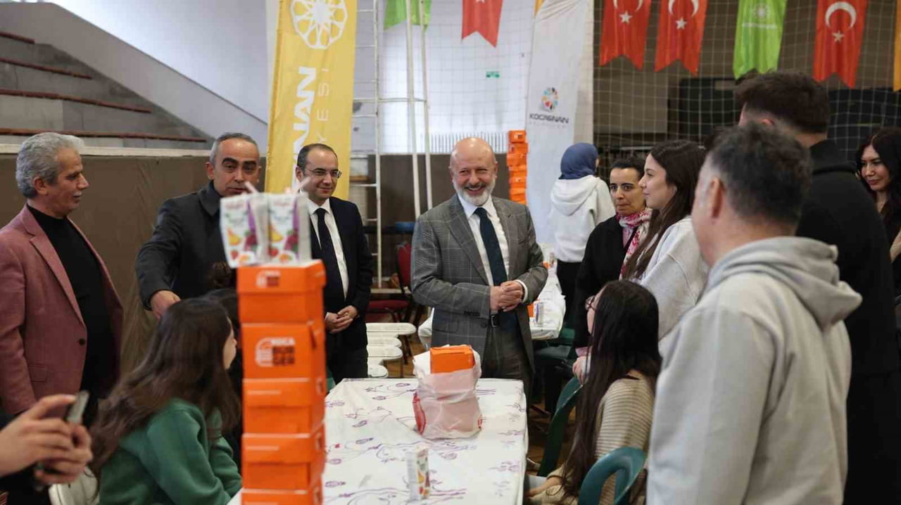 'KOCABURGER’ PROGRAMI KAPSAMINDA HER HAFTA BİR OKULU ZİYARET EDEN KOCASİNAN BELEDİYE BAŞKANI AHMET...