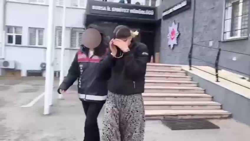 107 SUÇ KAYDI OLAN KADIN HIRSIZ, POLİS BASKININDA BAZA ALTINDA YAKALANDI