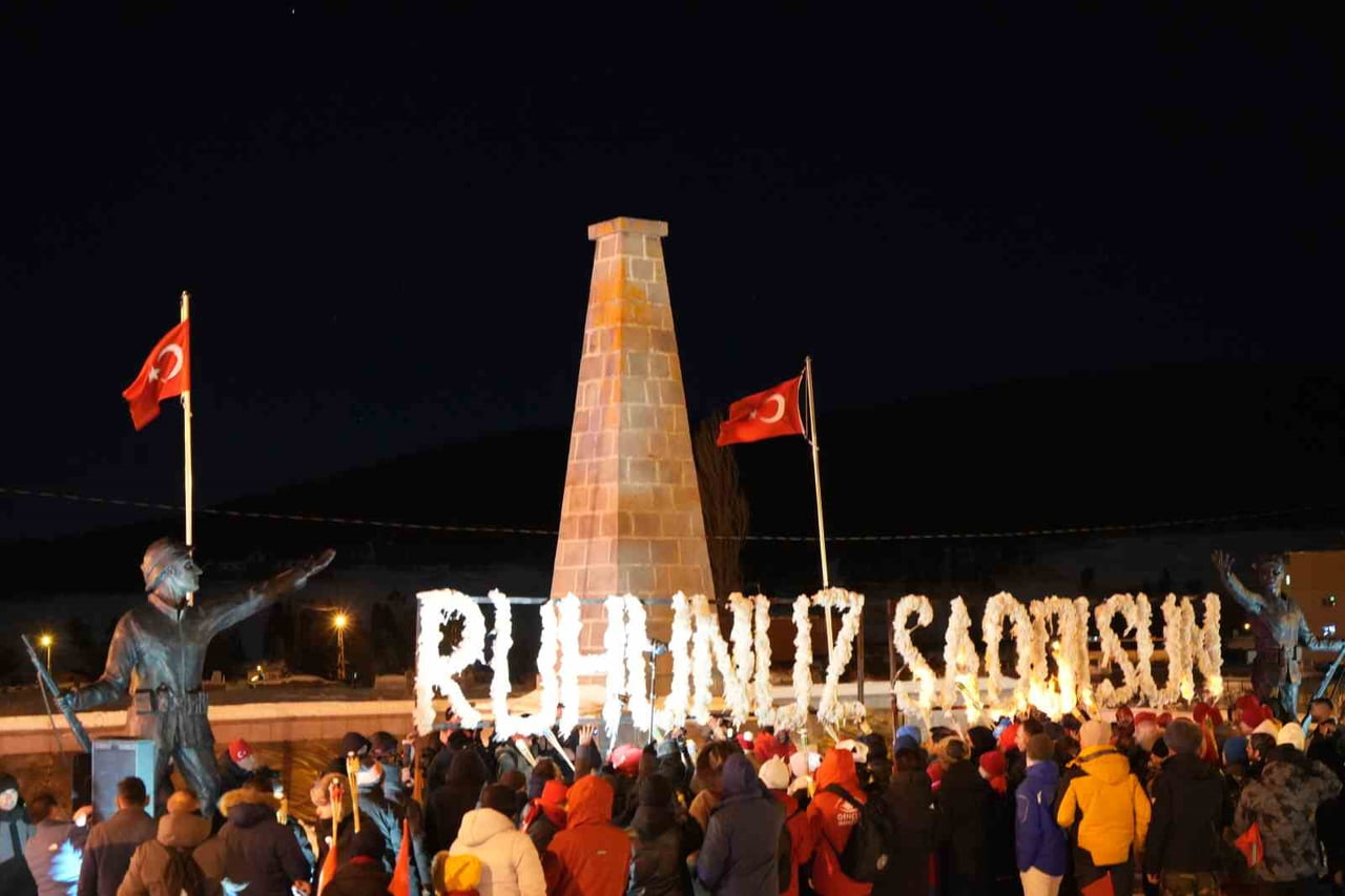 111 YIL ÖNCE SARIKAMIŞ HAREKATI’NDA ŞEHİT OLAN ASKER İÇİN BİNLERCE KİŞİ SOĞUK HAVADA MEŞALE...