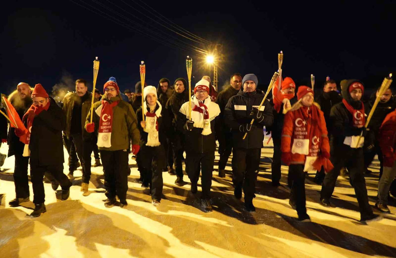 111 YIL ÖNCE SARIKAMIŞ HAREKATI’NDA ŞEHİT OLAN ASKER İÇİN BİNLERCE KİŞİ SOĞUK HAVADA MEŞALE...