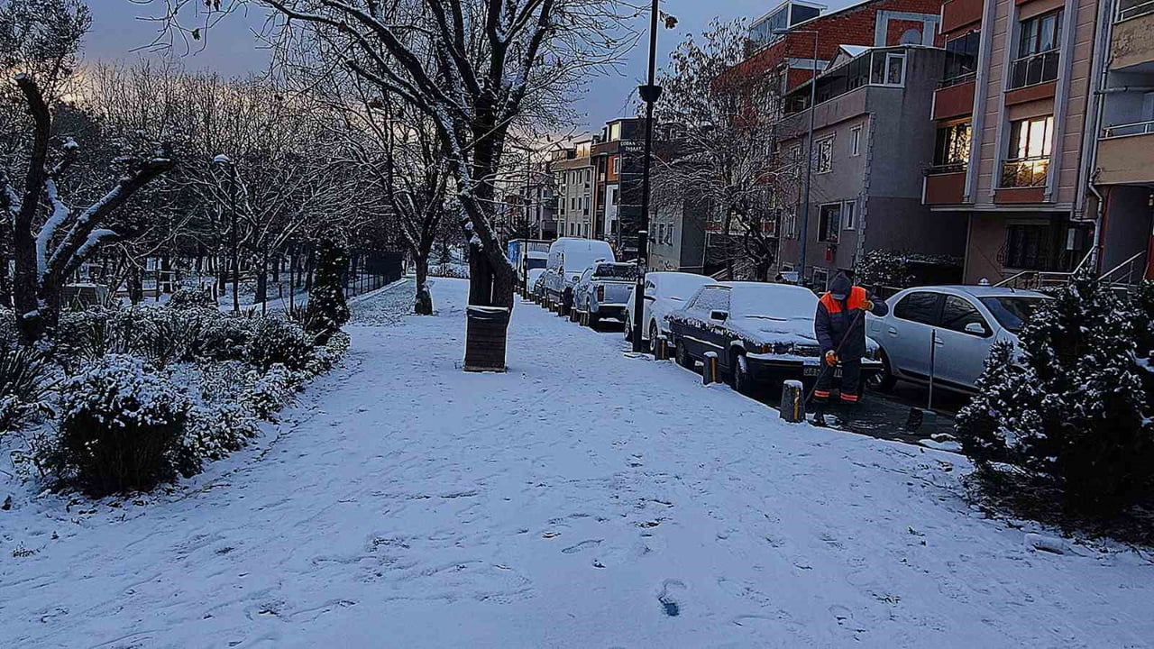 2026 YILININ İLK GÜNÜNDE İSTANBUL’DA ETKİLİ OLAN KAR YAĞIŞI, KENTİN YÜKSEK KESİMLERİNİ BEYAZA...