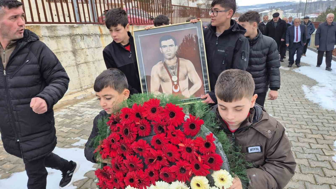 5 OCAK 1976’DA ÇORUM’DA GEÇİRDİĞİ TRAFİK KAZASINDA HAYATINI KAYBEDEN HAMİT KAPLAN İÇİN MEZARI...