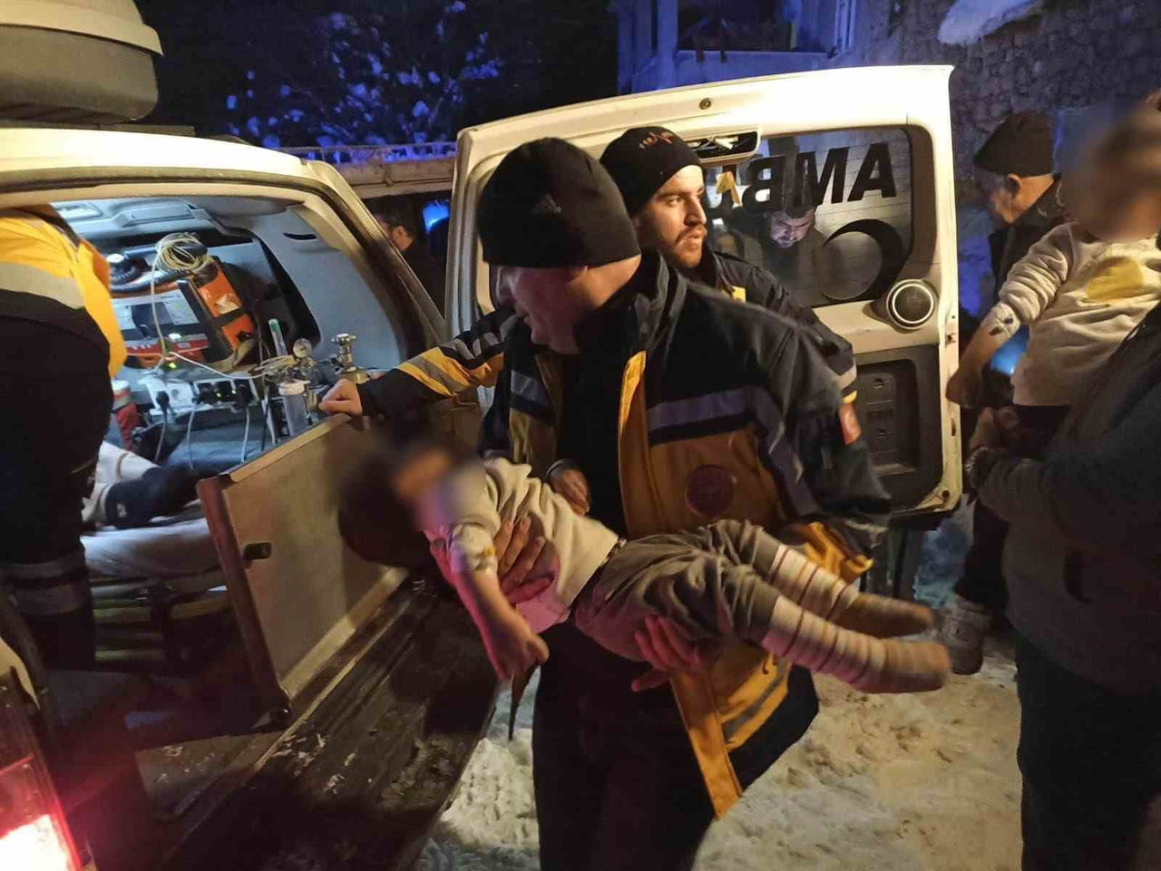 6 ÇOCUK YÜKSEK ATEŞ, BİR YETİŞKİN İSE DÜŞMEYE BAĞLI KALÇA KIRIĞI NEDENİYLE KARLA KAPALI YOLUN...