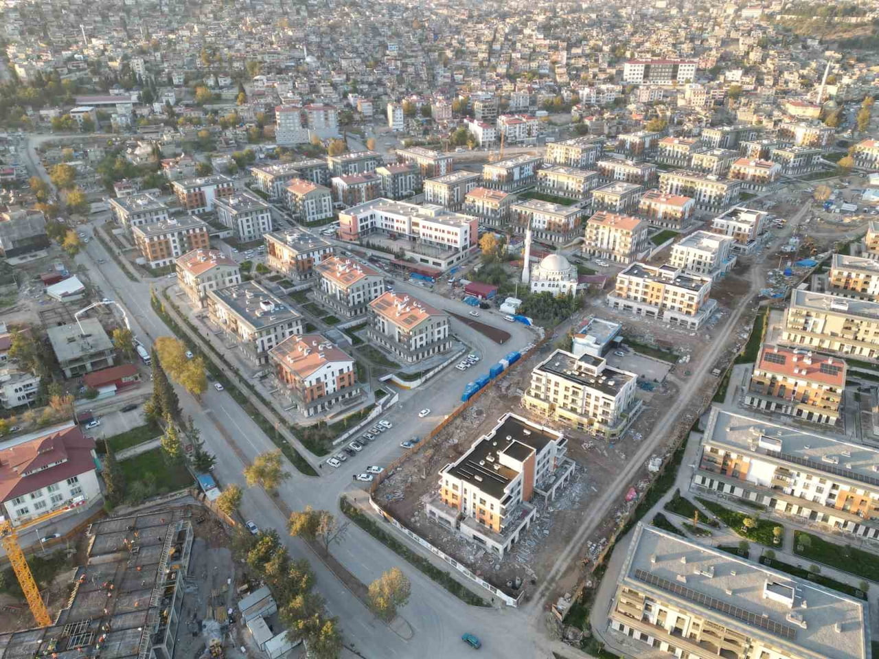 6 ŞUBAT DEPREMLERİNİN ARDINDAN BÜYÜK YIKIM YAŞANAN KAHRAMANMARAŞ’TA, ARADAN GEÇEN SÜREDE YÜRÜTÜLEN...