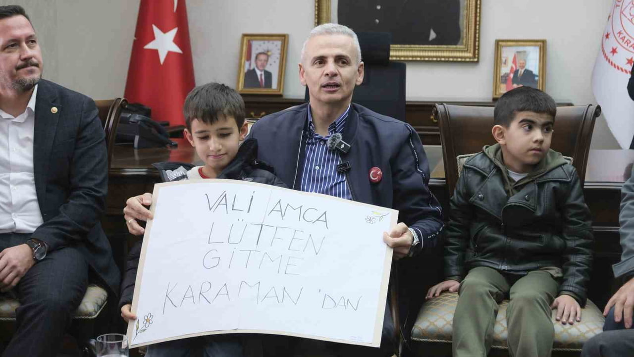 9 YAŞINDAKİ ÖMER EFE'NİN "VALİ AMCA LÜTFEN GİTME KARAMAN’DAN" YAZILI PANKARTI VALİ ÇİÇEKLİ’YE...