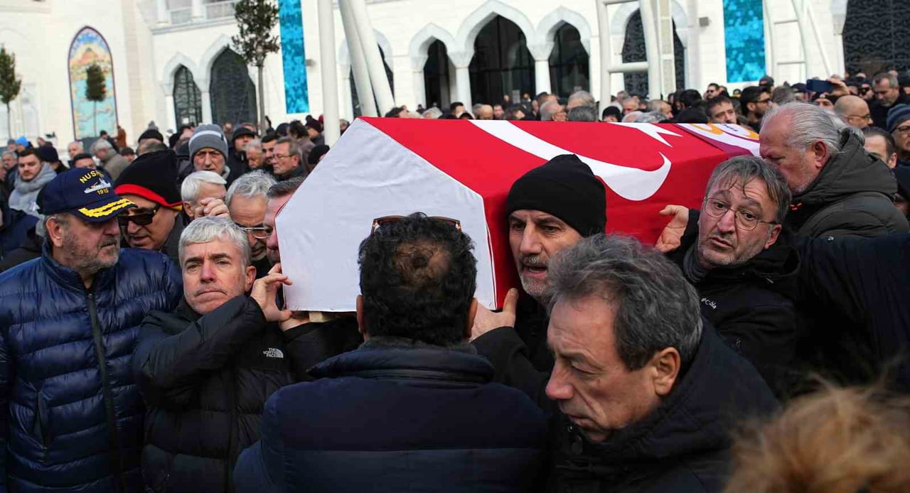 A MİLLİ FUTBOL TAKIMI'NIN VE GALATASARAY'IN ESKİ FUTBOLCUSU GÖKMEN ÖZDENAK SON YOLCULUĞUNA...