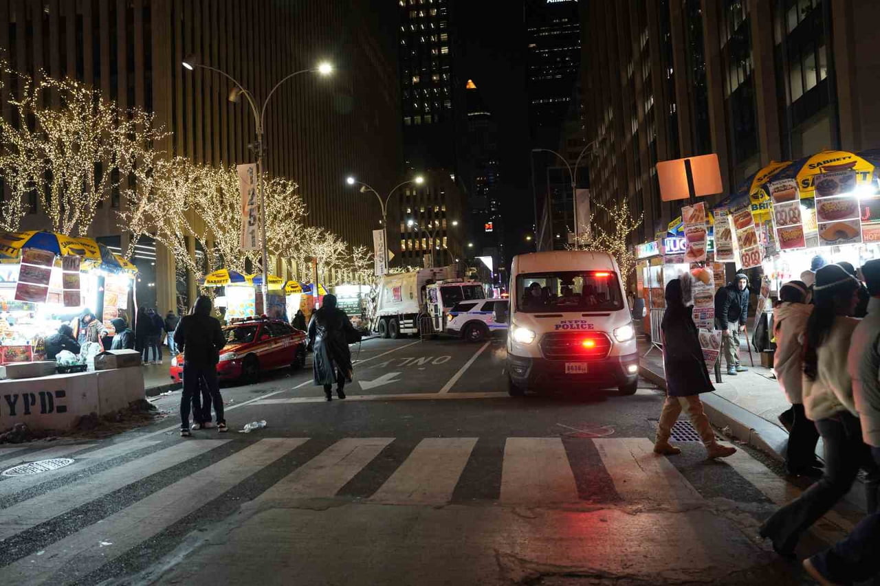 ABD’DE YENİ YIL, HAVA SICAKLIĞININ HİSSEDİLEN EKSİ 8 DERECELERE DÜŞMESİNE VE KAR YAĞIŞINA RAĞMEN...