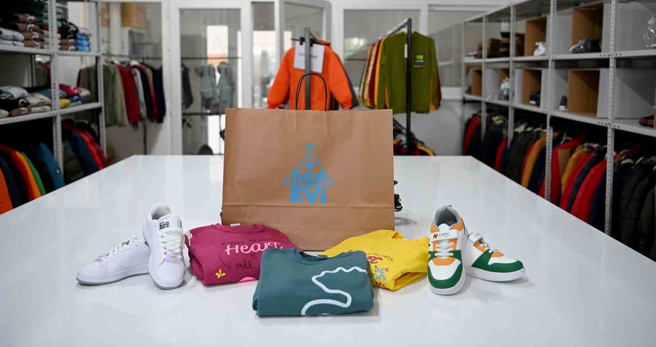 ADA KIYAFET EVİ 272 ÇOCUĞUN YÜZÜNÜ GÜLDÜRDÜ