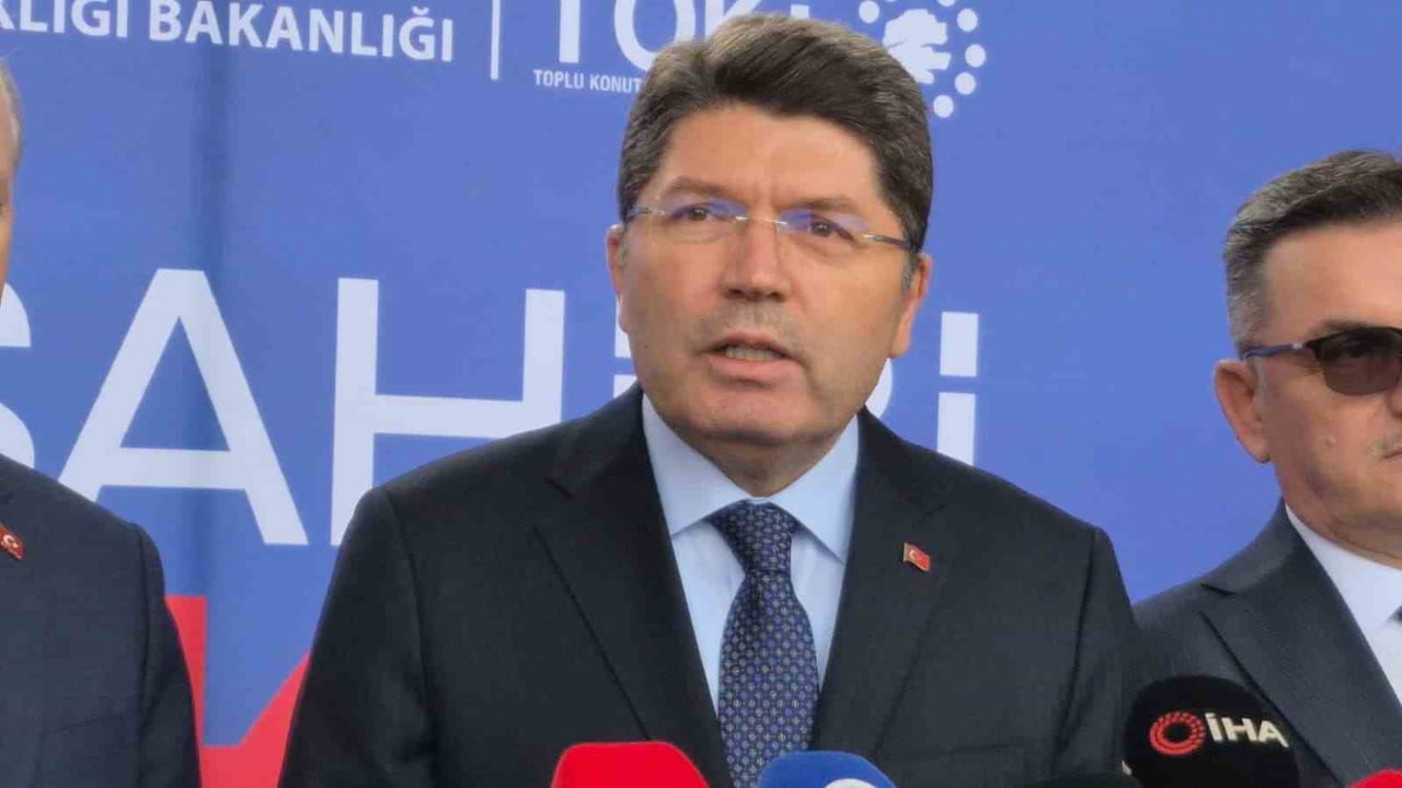 ADALET BAKANI YILMAZ TUNÇ, BARTIN ÜNİVERSİTESİ'NDE GERÇEKLEŞEN TOKİ KONUTLARI KURA TÖRENİNİN...