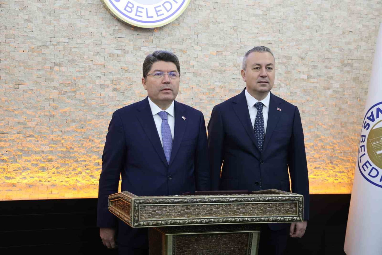 ADALET BAKANI YILMAZ TUNÇ, SİVAS’TA KURUMLARI ZİYARET EDEREK KONGRE MÜZESİ’Nİ GEZDİ.