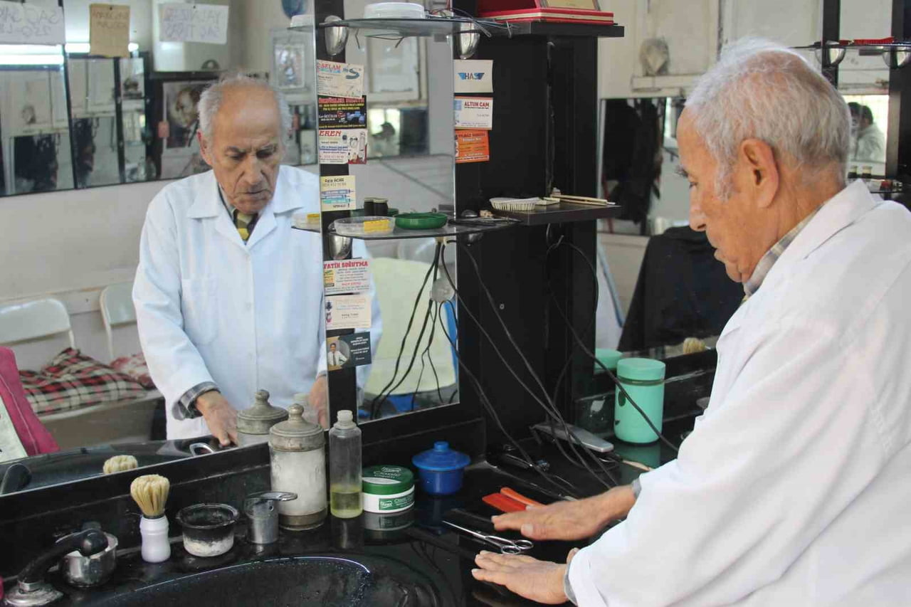 ADANA'DA 14 YAŞINDA BERBER ÇIRAĞI OLARAK ELİNE İLK KEZ MAKASI ALAN REMZİ ARKIN, ARADAN GEÇEN 66...