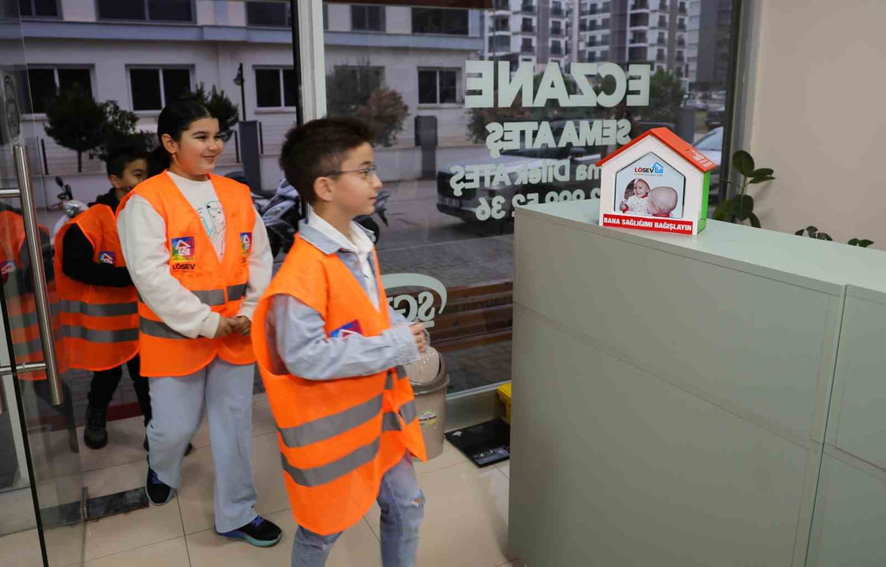 ADANA'DA AYNI APARTMANDA OTURAN 4 İLKOKUL ÖĞRENCİSİ, MÜZİK ÇALIP TURUNÇ VE BİLEKLİK SATIP...