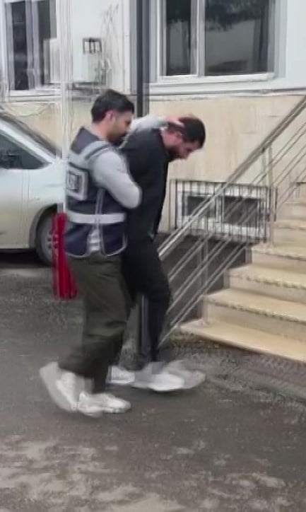 ADANA'DA BOŞANMA AŞAMASINDAKİ KARISININ EVİNE GELİP ZARAR VEREN ŞÜPHELİ ADLİYEYE SEVK...