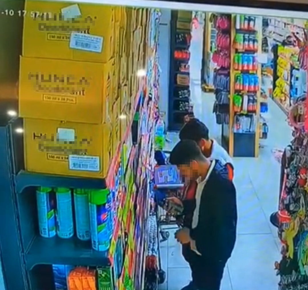 ADANA'DA İKİ HIRSIZIN KOKLADIKTAN SONRA PARFÜMLERİ ÇALMASI İŞ YERİNİN GÜVENLİK KAMERASI TARAFINDAN...