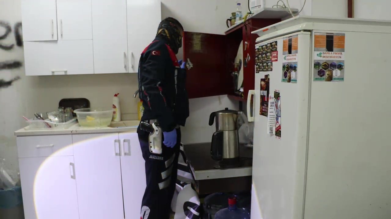 ADANA'DA JANDARMA EKİPLERİ ‘NİTELİK YAĞMA, KASTEN YARALAMA, SİLAHLI TEHDİT' GİBİ SUÇLAR İŞLEYEN...