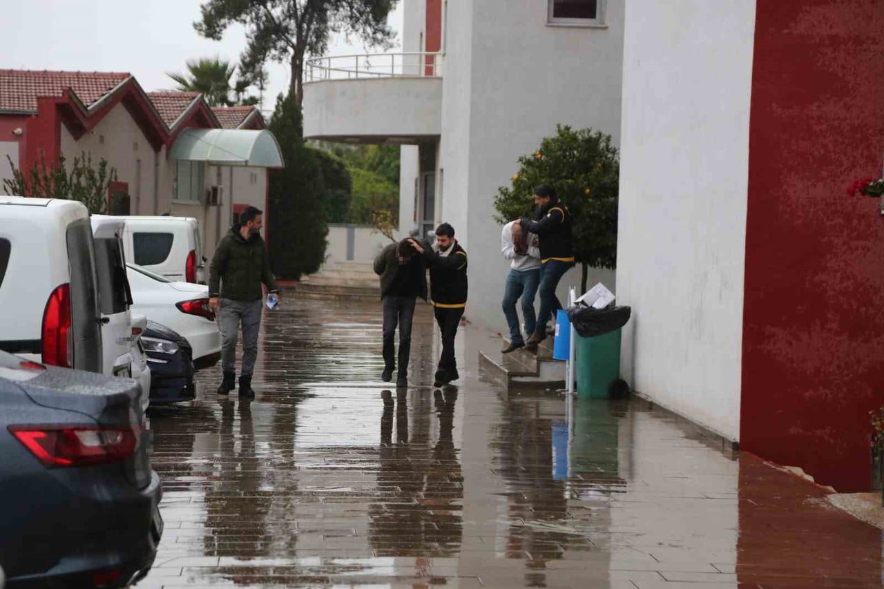 ADANA'DA KARGOYLA GÖNDERİLMEK İSTENEN KAÇAK SİGARALARI POLİSE İHBAR EDEN KAMİL ÇELİK'İ (31)...
