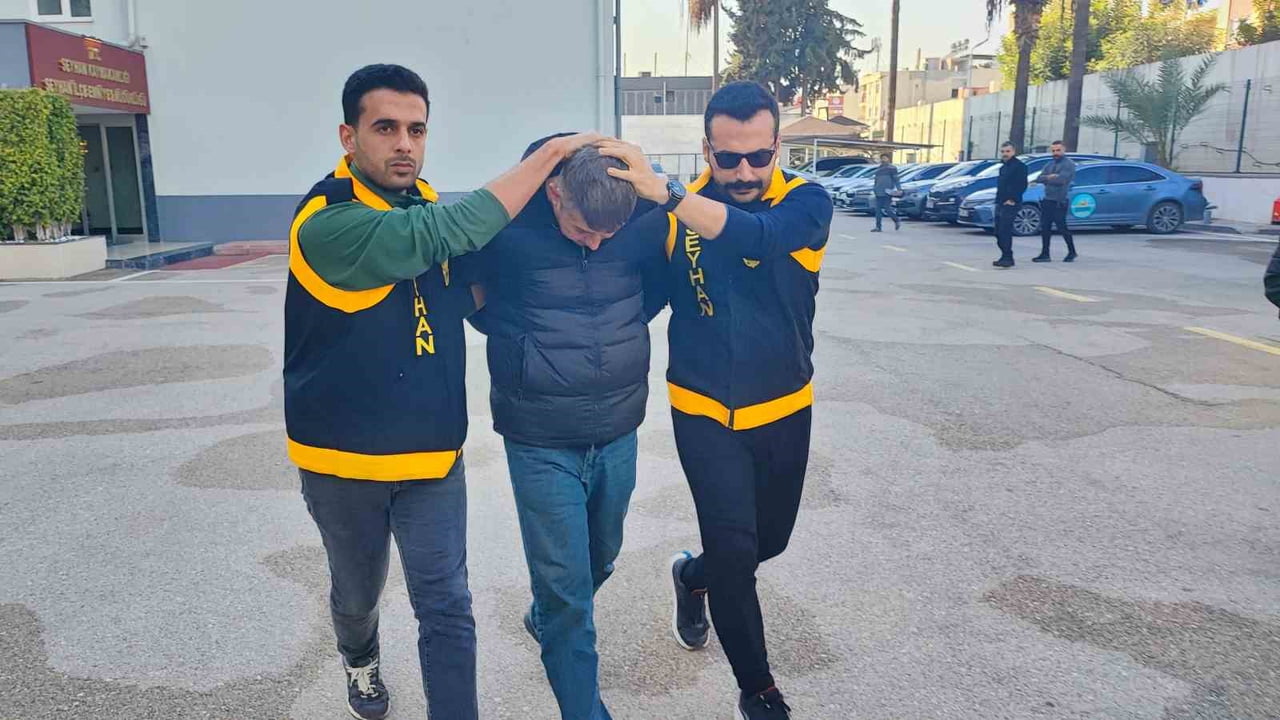 ADANA'DA ÖĞRETMENE SİLAHLI SALDIRI DÜZENLEYEN 20 SUÇ KAYDI BULUNAN VELİ GÖZALTINA ALINDI. ADLİYEYE...