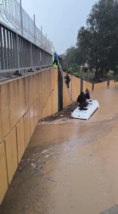 ADANA'DA SAĞANAK YAĞIŞTA MAHSUR KALAN VATANDAŞLARIN YARDIMINA İTFAİYE EKİPLERİ KOŞTU. SARIÇAM...