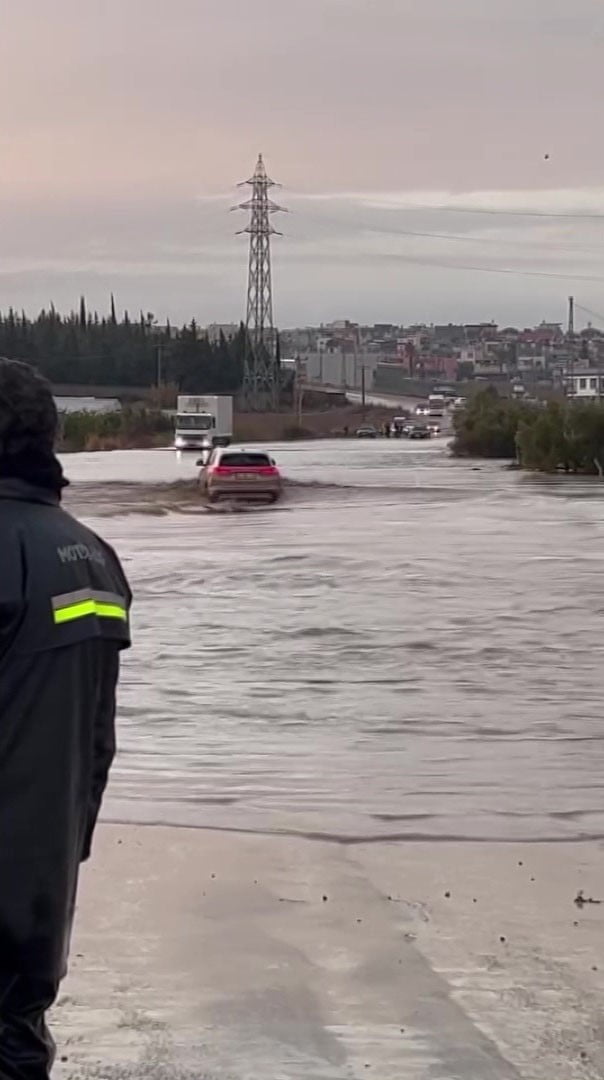 ADANA'DA ŞİDDETLİ YAĞIŞ SONUCU OLUŞAN SU BİRİKİNTİSİNDEN ARAÇLAR GEÇEMEZKEN BİR TOGG SULARIN...