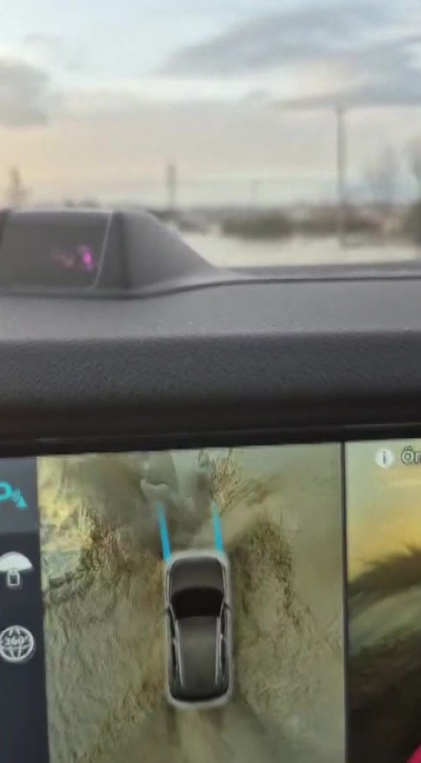 ADANA'DA ŞİDDETLİ YAĞIŞ SONUCU OLUŞAN SU BİRİKİNTİSİNDEN ARAÇLAR GEÇEMEZKEN BİR TOGG SULARIN...