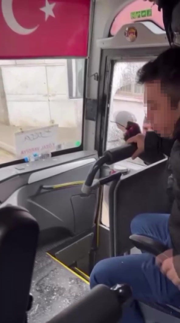 ADANA'DA TRAFİKTE YOL VERME TARTIŞMASI SONUCU MOTOSİKLET SÜRÜCÜSÜ KASKIYLA SERVİSİN CAMINI KIRDI....