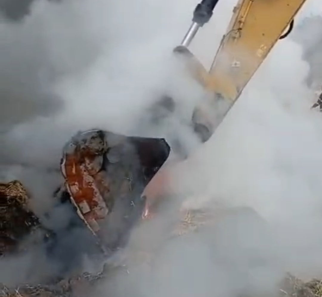 ADANA'NIN KARAİSALI İLÇESİNDE DÜN GECE BAŞLAYAN VE BUGÜN DE DEVAM EDEN SAMANLIK YANGINI İTFAİYE...