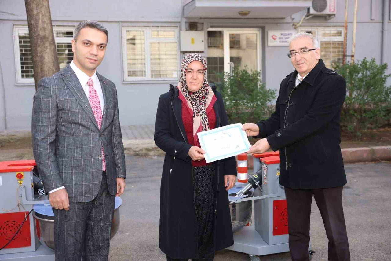 ADANA'NIN POZANTI İLÇESİNDE "KIRSAL DEZAVANTAJLI ALANLAR KALKINMA PROJESİ" KAPSAMINDA ÜRETİCİLERE...