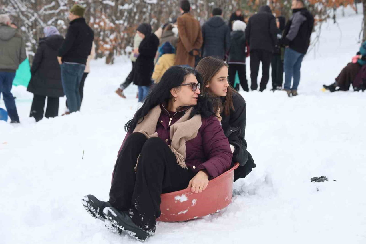 ADANA BU KEZ SICAĞIYLA DEĞİL, KAR YAĞIŞI SONRASI EĞLENCESİ İLE KONUŞULMAK İSTİYOR. TOROSLARIN...