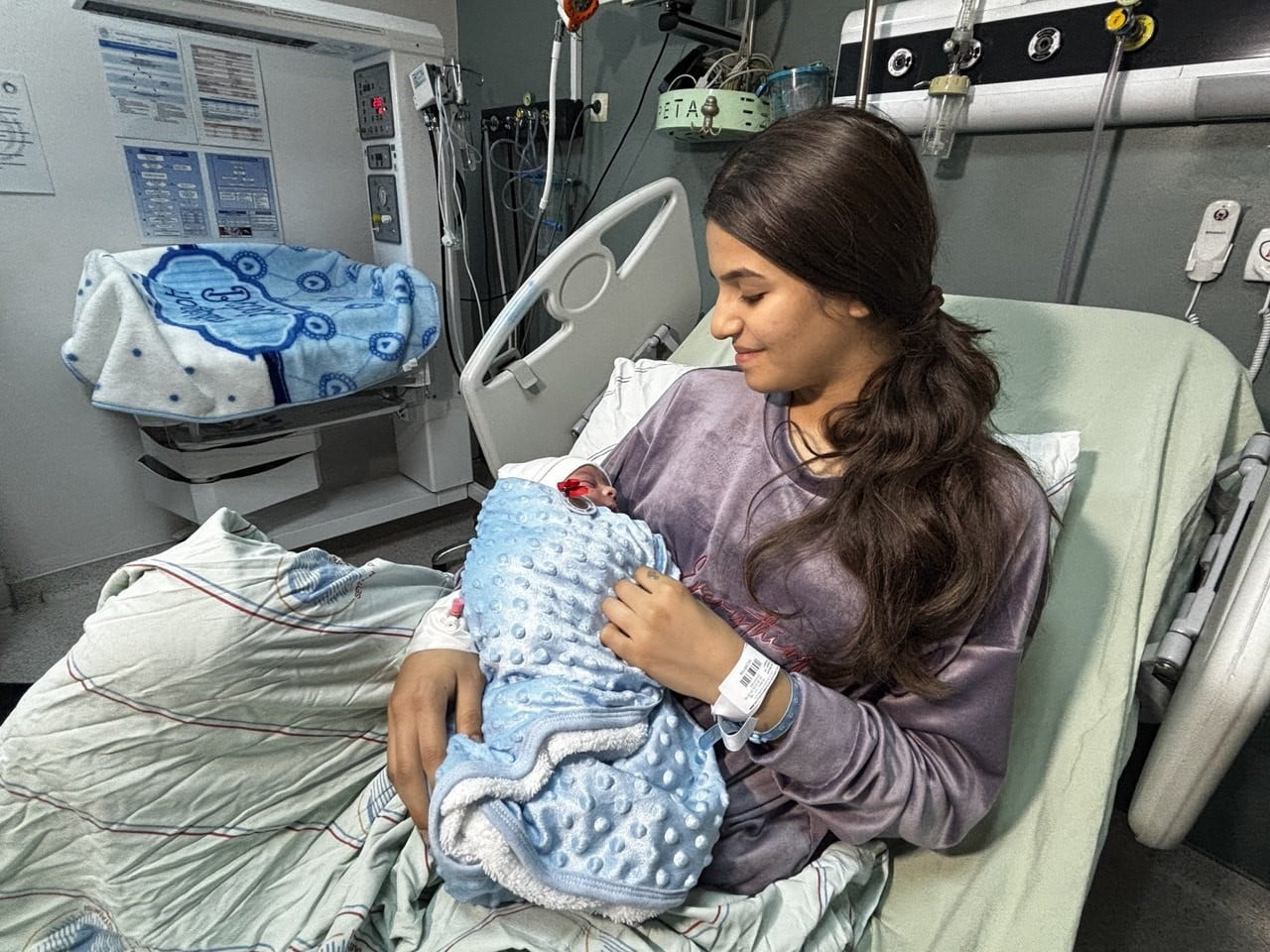 ADANA’DA 2026 YILININ İLK BEBEĞİ, HÜSNA TEKTAŞ’IN DÜNYAYA GETİRDİĞİ ‘ATLAS İSİMLİ BEBEK...