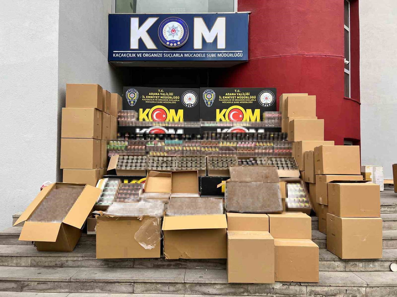 ADANA’DA BİR DEPOYA YAPILAN BASKINDA 400 BİN KAÇAK MAKARON, 300 BİN KAÇAK DOLDURULMUŞ SİGARA VE...