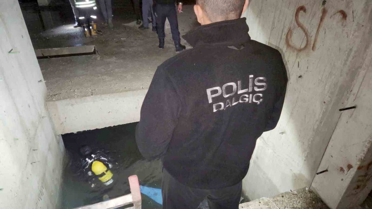 ADANA’DA BİR KİŞİ, METRUK BİR BİNADA İKİNCİ KATTAN BODRUM KATA DÜŞEREK, YAĞIŞLAR SONRASI YAKLAŞIK...