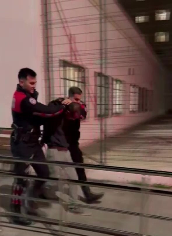 ADANA’DA BİR KİŞİ TARTIŞTIĞI ARKADAŞINI TABANCA İLE VURDU. YARALANAN DURUMUNUN İYİ OLDUĞU...