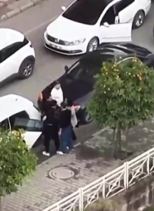 ADANA’DA BOŞANMA AŞAMASINDAKİ BİR ÇİFT ARASINDA YAŞANAN ŞİDDET VE KOVALAMACA KAMERALARA YANSIDI....