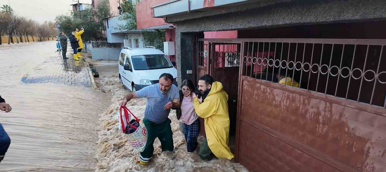 ADANA’DA ETKİLİ OLAN SAĞANAK YAĞIŞIN ARDINDAN YÜREĞİR'DE SU SEVİYESİNİN YÜKSELMESİYLE MİNİBÜS...