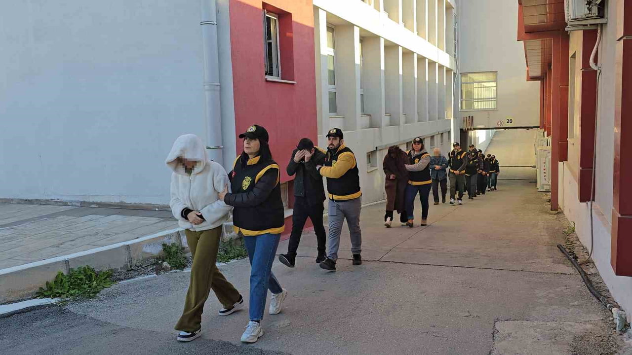 ADANA’DA FUHUŞ YAPTIRDIKLARI TESPİT EDİLEN MASAJ SALONLARINDA YAPILAN OPERASYONDA 4’Ü KADIN 15...