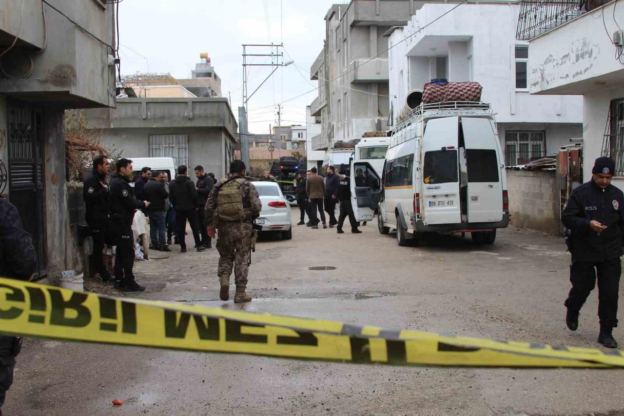 ADANA’DA İKİ GRUP ARASINDA SİLAHLI, TAŞLI VE SOPALI KAVGADA 5 KİŞİ YARALANIRKEN 1 KİŞİ TABANCA İLE...