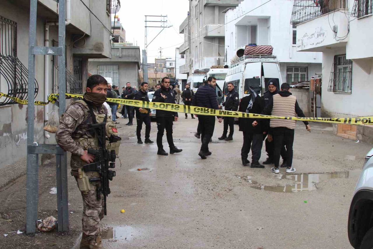 ADANA’DA İKİ GRUP ARASINDA SİLAHLI, TAŞLI VE SOPALI KAVGADA 5 KİŞİ YARALANIRKEN 1 KİŞİ TABANCA İLE...