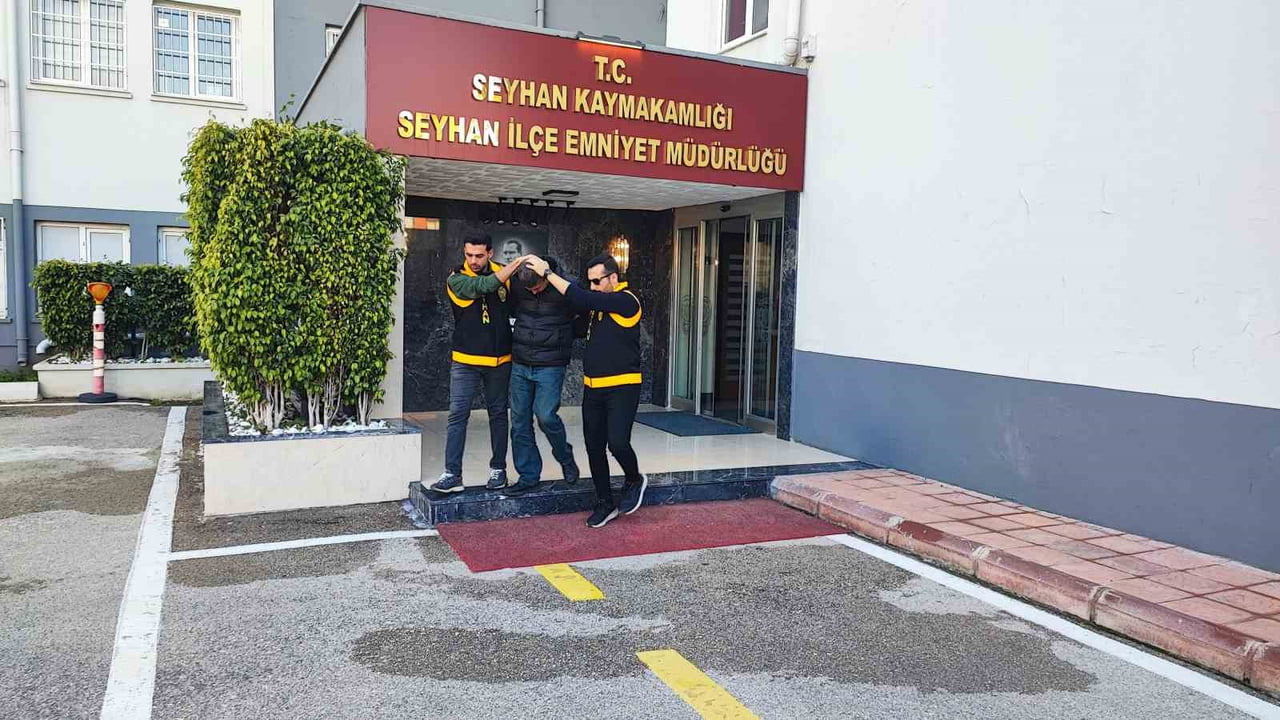 ADANA’DA ÖĞRETMENE SİLAHLI SALDIRI DÜZENLEYEN 20 SUÇ KAYDI BULUNAN VELİ ÇIKARILDIĞI MAHKEMECE...