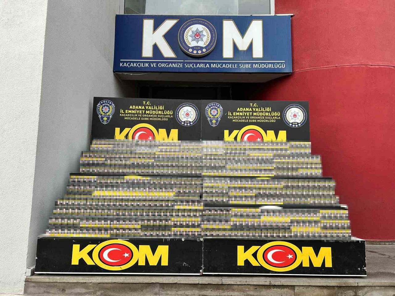 ADANA’DA POLİS BİR OTOMOBİL İÇERİSİNDEN 10 BİN PAKET GÜMRÜK KAÇAĞI SİGARA ELE GEÇİRDİ. OLAYLA...